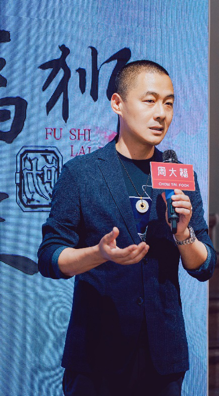 周大福华南区总经理孙晓东先生于现场发表致辞,传达了本次开业活动的