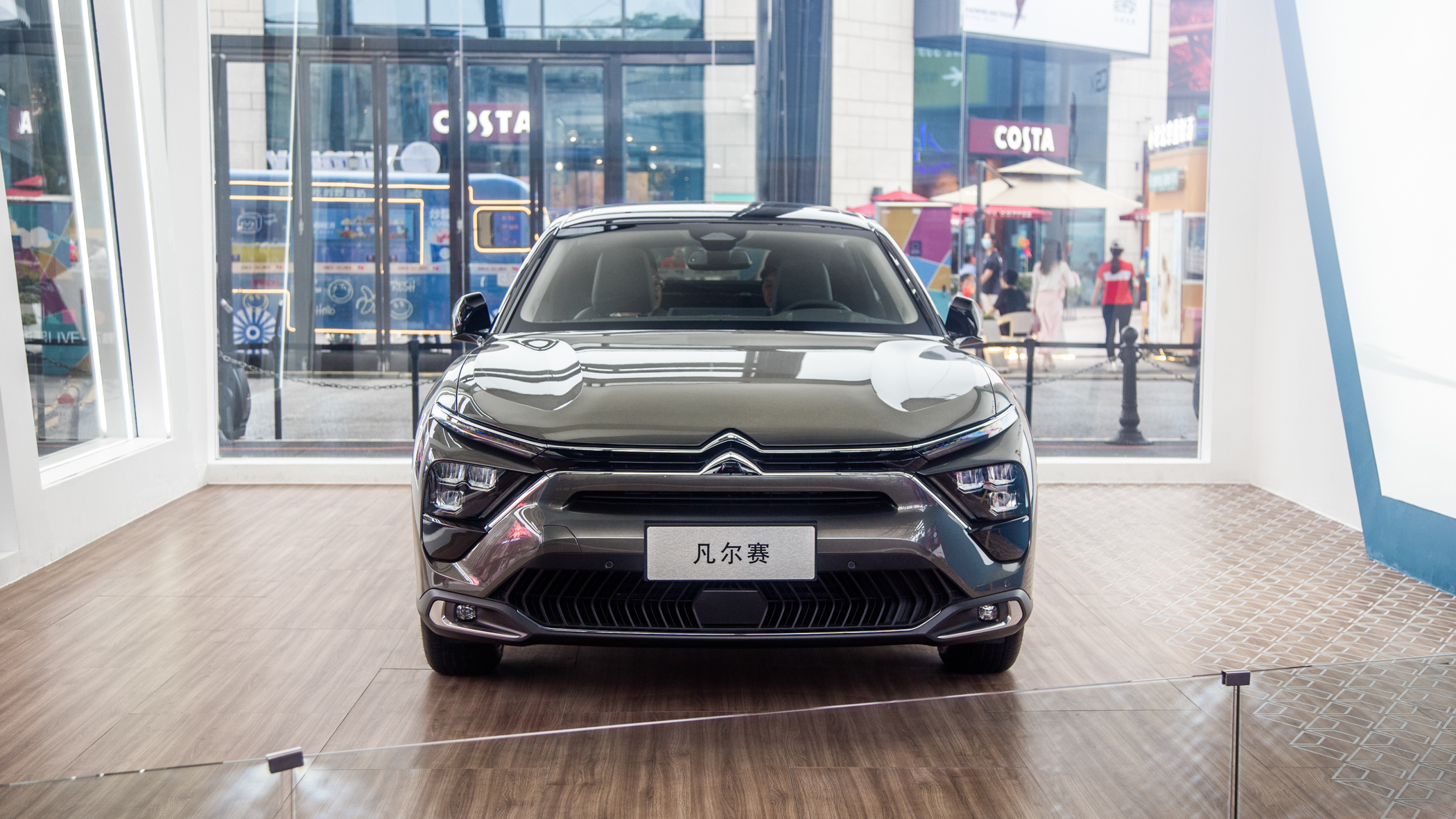 致敬经典的溜背设计 实拍雪铁龙凡尔赛c5x