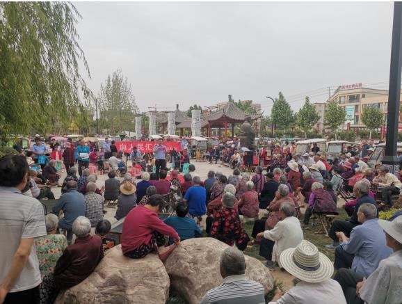 活动中,王堂警务室民警徐成国向人民群众汇报了近年在"扫黑除恶",治安