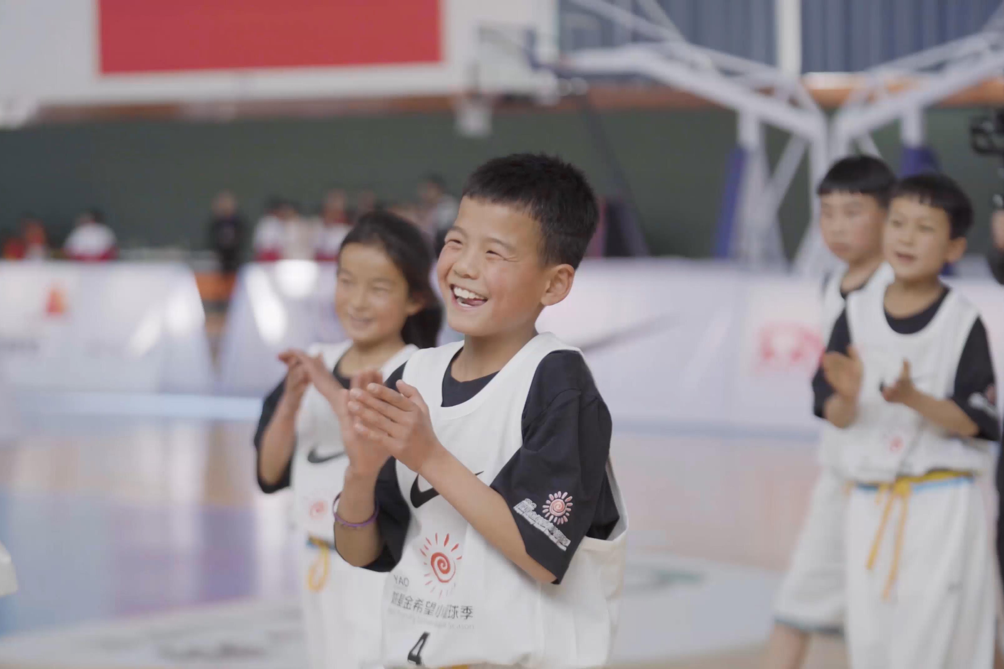 在大山里打篮球的孩子们你们用力追梦的样子真帅