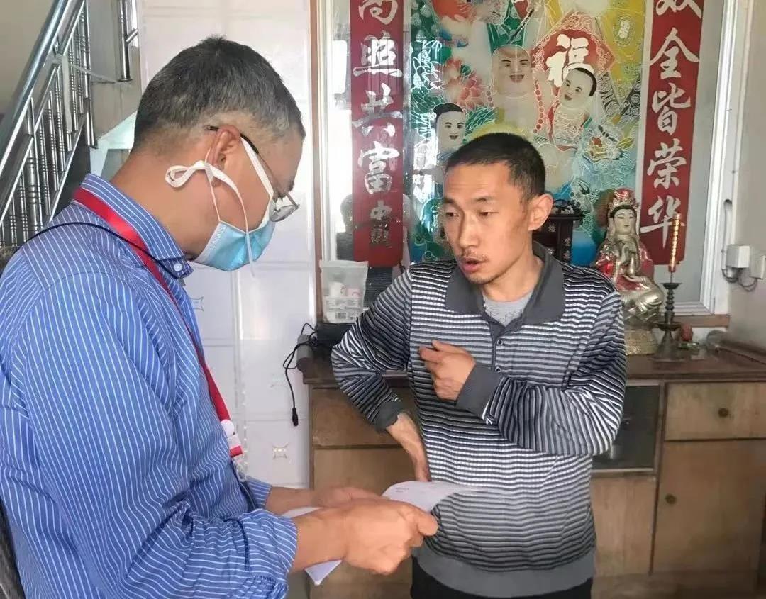 东部战区总医院肾脏科季曙明主任查看患者配的药物