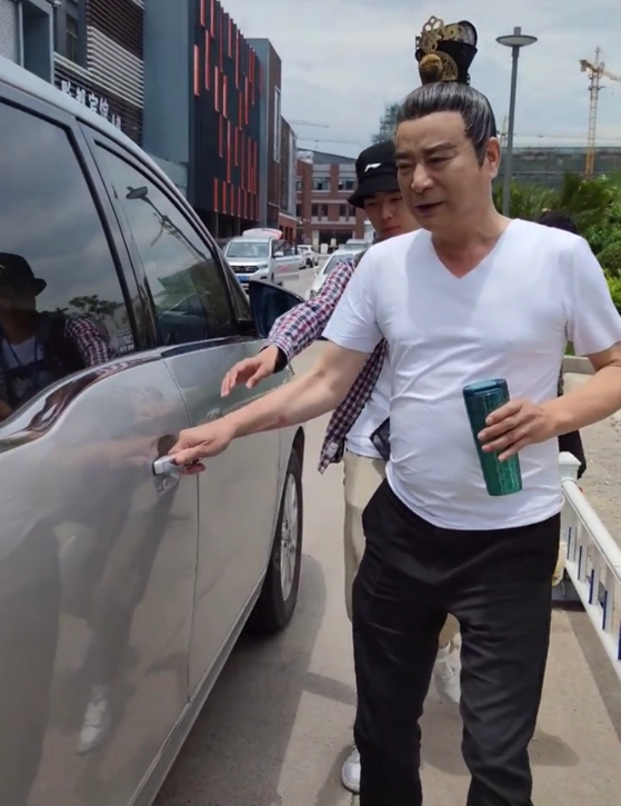 年过花甲的岳跃利现身横店,手持保温杯头发斑白:看他剧长大的