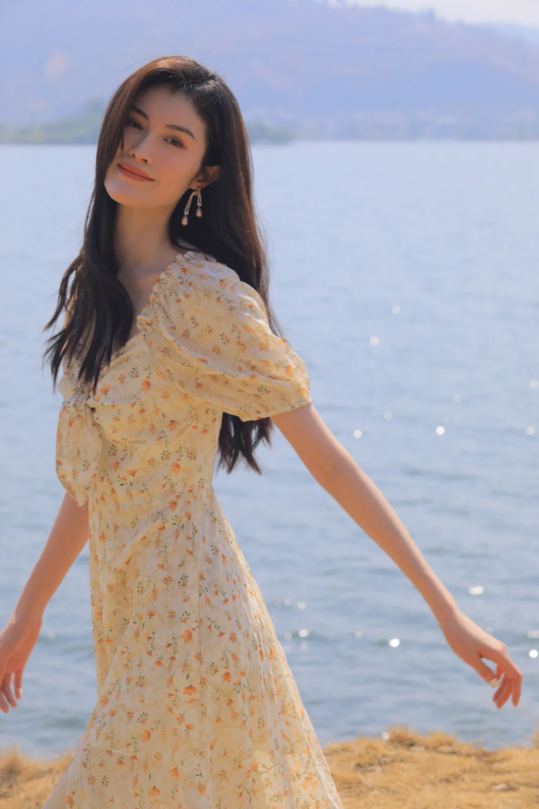 何穗的大理度假片,黄色碎花跟初夏阳光实在是太搭了▼