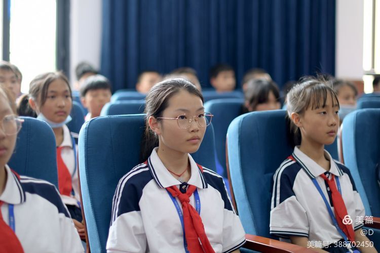 江津区双福三小开展"我心中的人民法院"主题的法治教育主题班会__凤凰