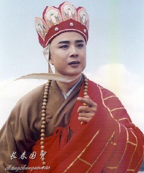 63岁"唐僧"徐少华披袈裟商演,身材发福变化大,现场亲和力十足