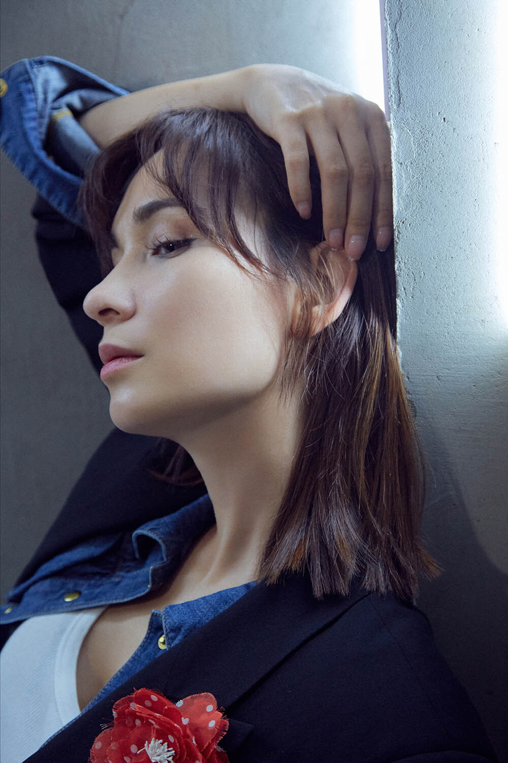 卢靖姗冷调大片曝光 干练穿搭诠释时尚高级感