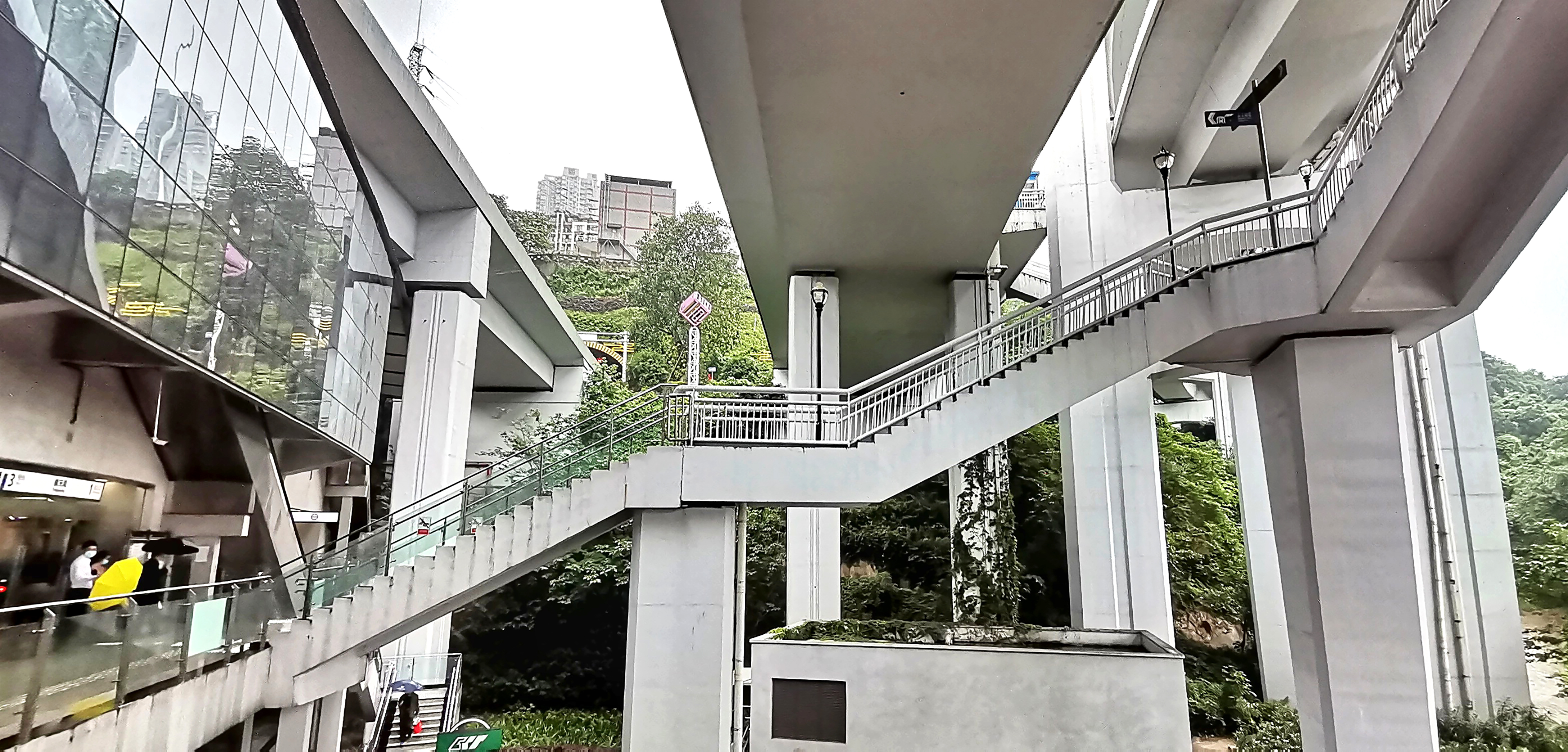 力直扑眼帘而来,一条栈道伸向高空,而后左右伸展悬挂在桥墩的横梁上