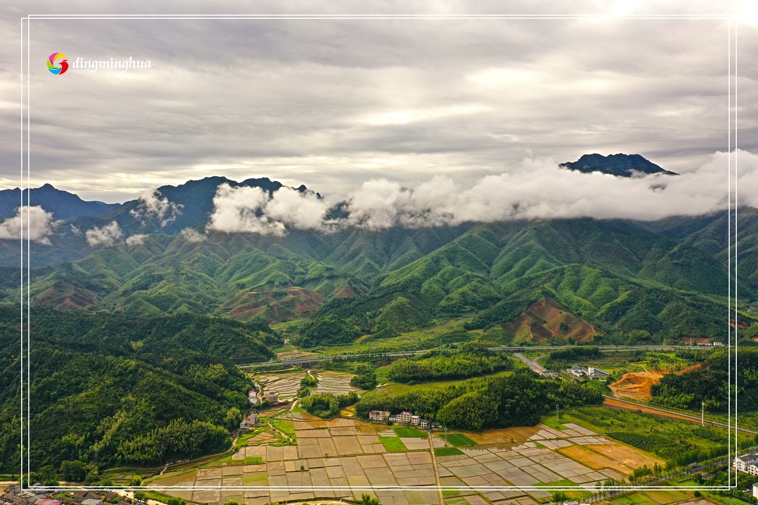 2021年5月27日,航拍江西省上饶市铅山县武夷山镇,被翠绿树木覆盖的