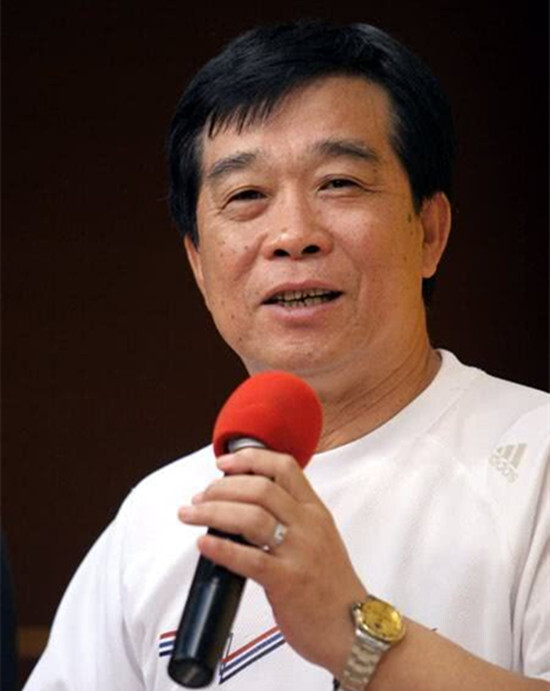 72岁石富宽近照曝光,身材消瘦头发稀少,网友直呼认不出