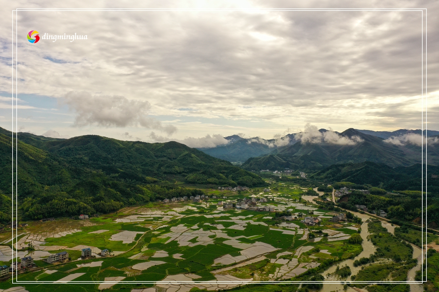 2021年5月27日,航拍江西省上饶市铅山县武夷山镇,被翠绿树木覆盖的