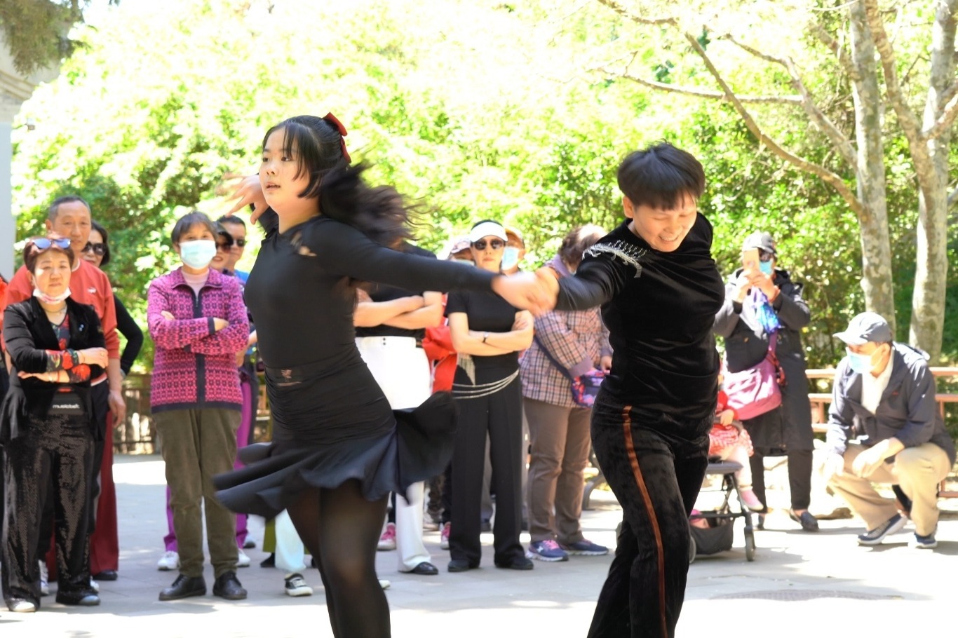 吉特巴《夜夜夜漫长》歌好听，师徒二人舞步优美好看