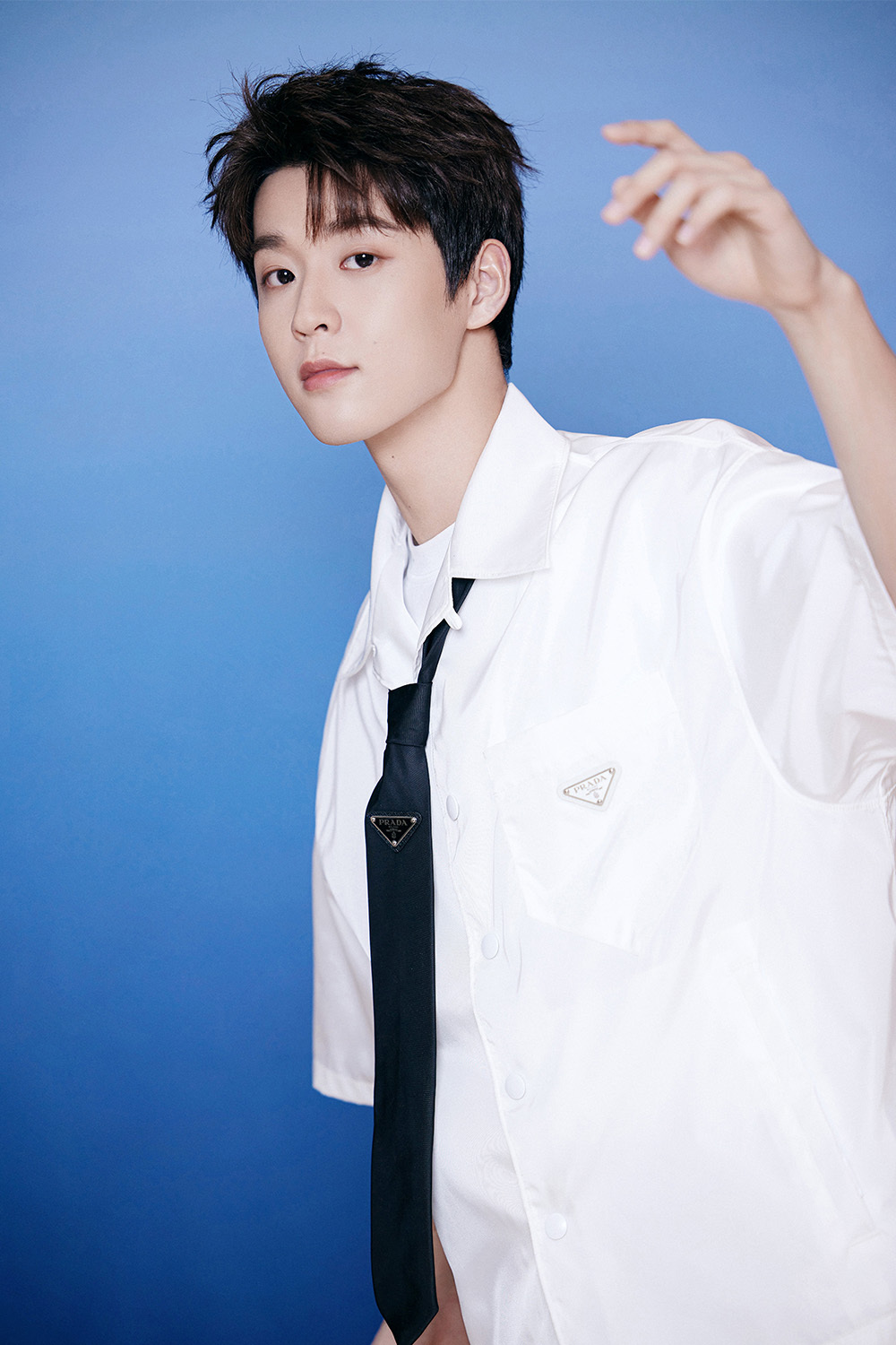 吴宇恒携礼物暖心扫楼 儿童节现场童趣十足