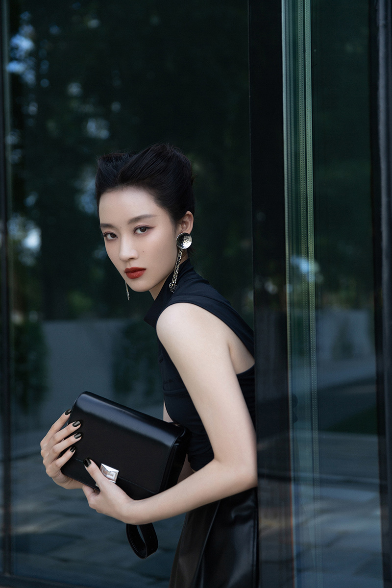 6月2日,演员孙佳雨分享了一组摩登大片,她梳起别致的猫耳发型,身穿