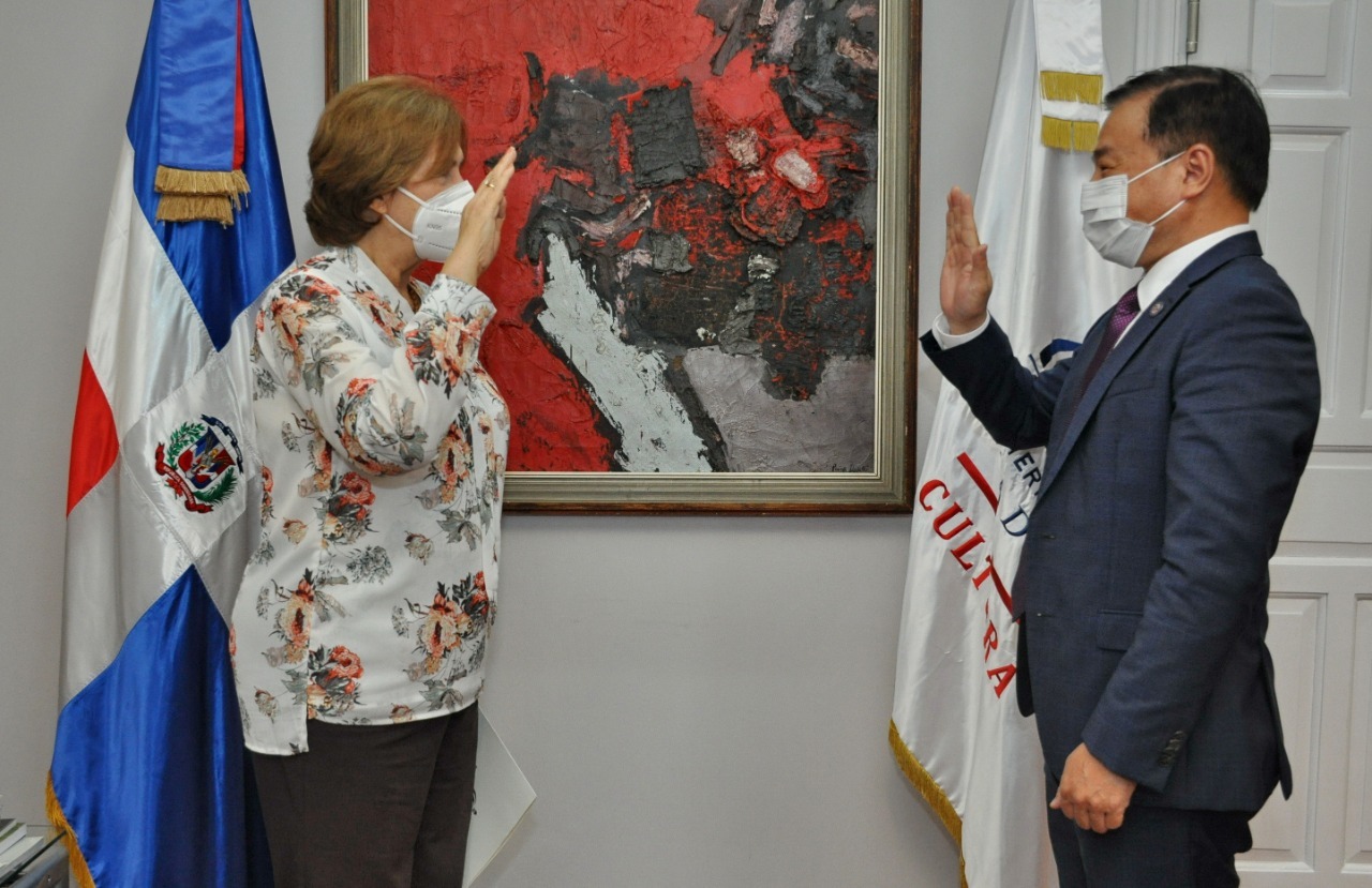 首位华人宣誓就任多米尼加共和国文化部特别顾问__凤凰网