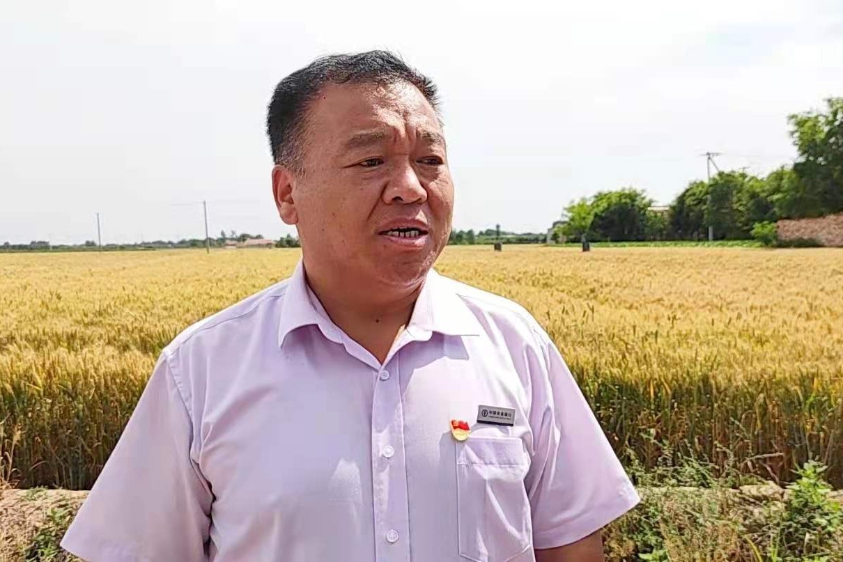 耿建国帮助乡亲们走出贫困我打心眼儿里高兴