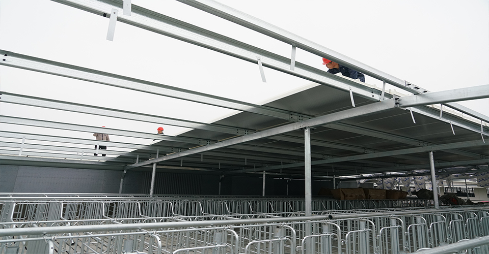 床饲养,热水炉加热,自动喷喷雾降温,猪舍顶部和侧面安装有可调通风窗