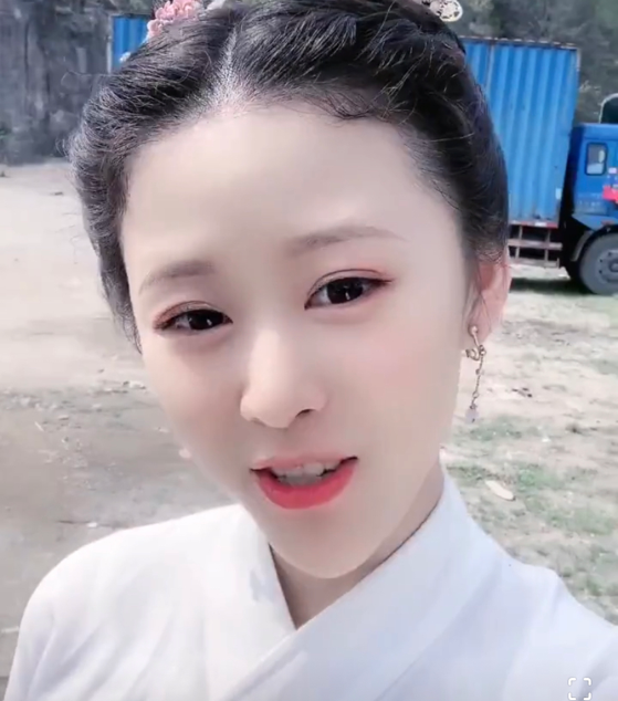 知名艺人曹星儿出新歌,作曲作词都亲自上阵:唱出了多