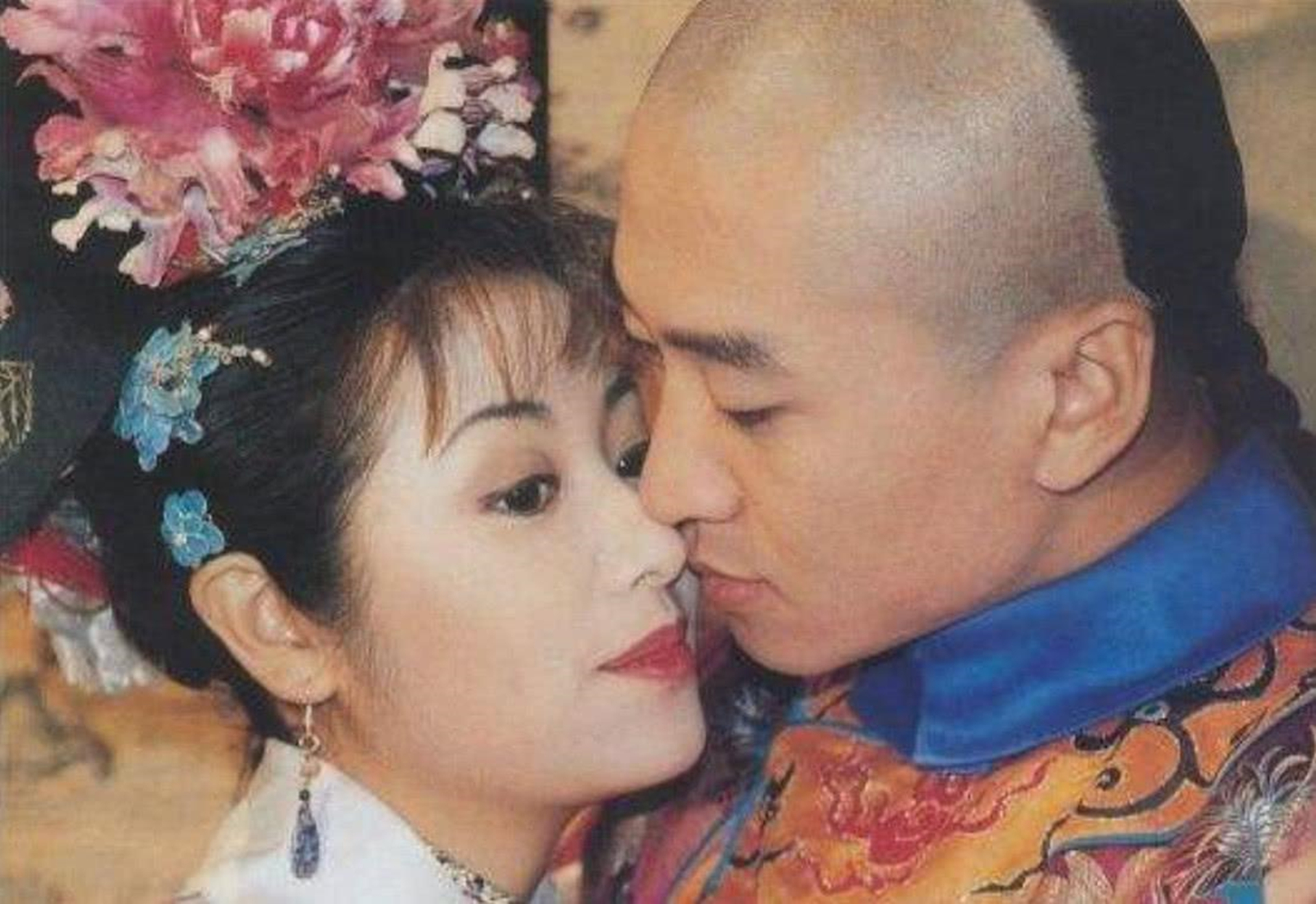 因尔康成名的周杰,除了"强吻事件"影响事业,还有两件事情影响