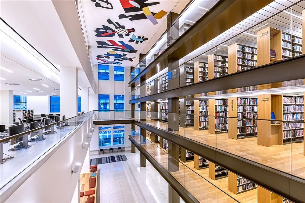 图书馆为中城的城市景观提供了一个备受欢迎的新公共露台和造型独特的