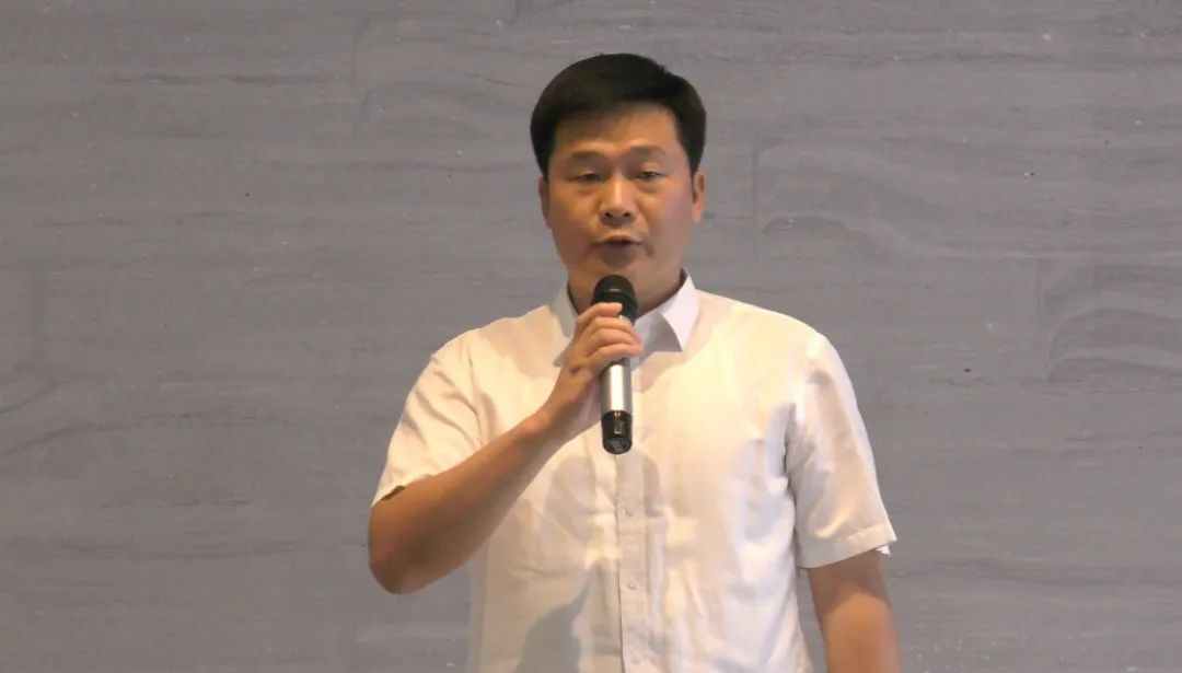 湖北文理学院副校长朱青林宣读本次展览特邀艺术家名单