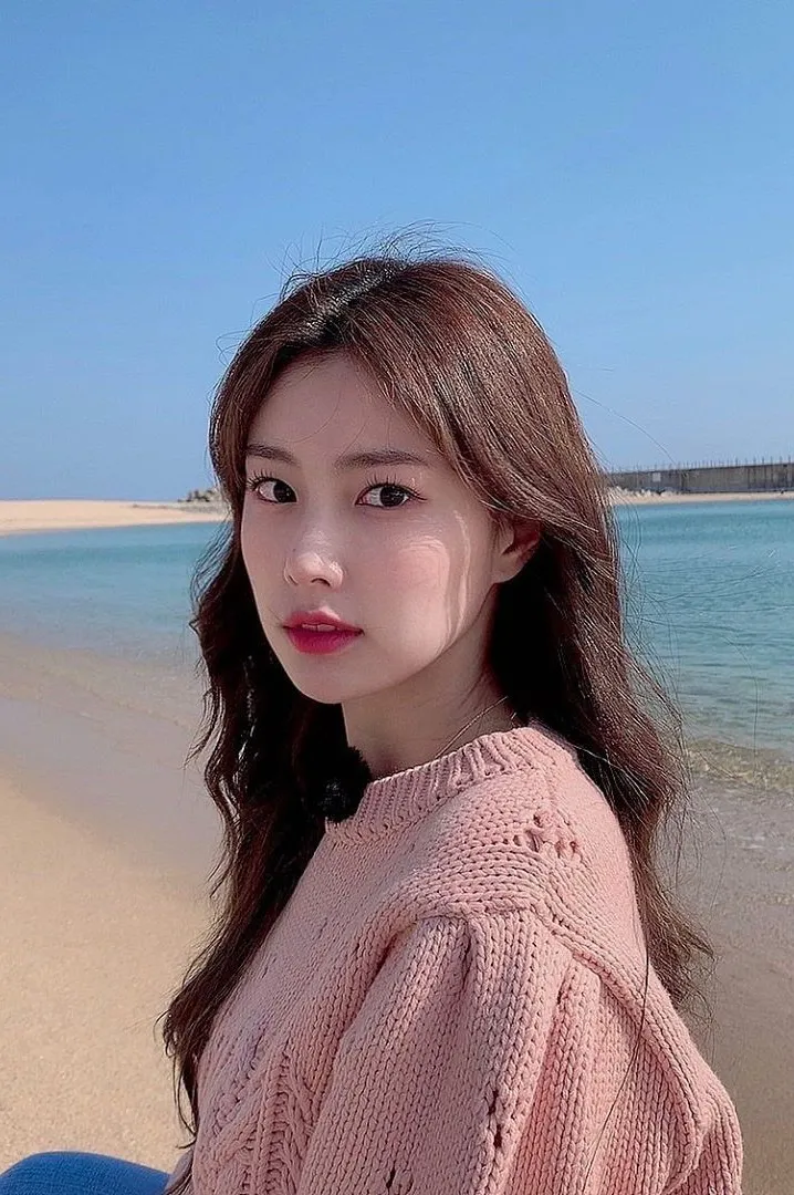 网友票选的"漂亮女友脸"?自拍赶超jennie,她终于不是小透明!