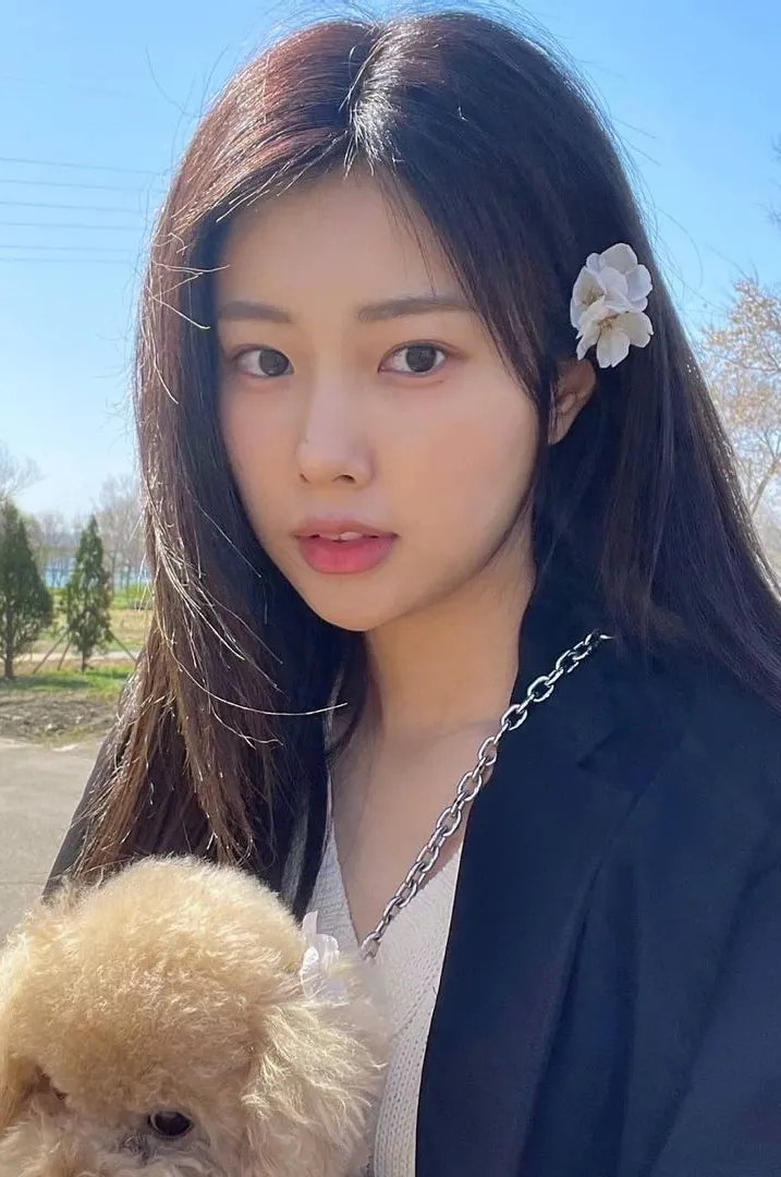 网友票选的"漂亮女友脸"?自拍赶超jennie,她终于不是小透明!