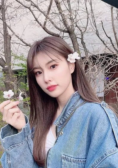 网友票选的"漂亮女友脸"?自拍赶超jennie,她终于不是小透明!