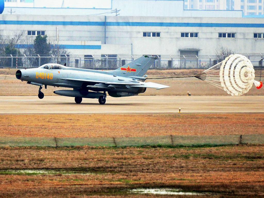 歼16歼20批量服役,四代机超千架,为何还有不少老旧歼7战机?