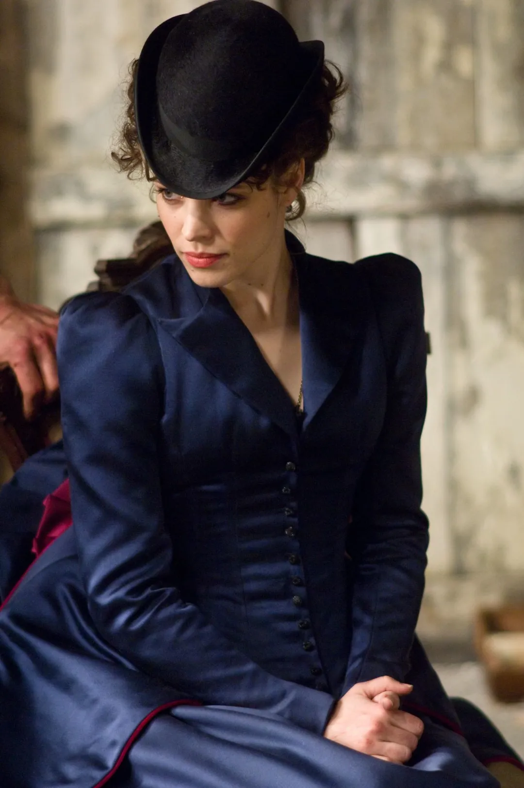 石头姐在新电影里又美出了新高度她的衣服全出自这位71岁的老太