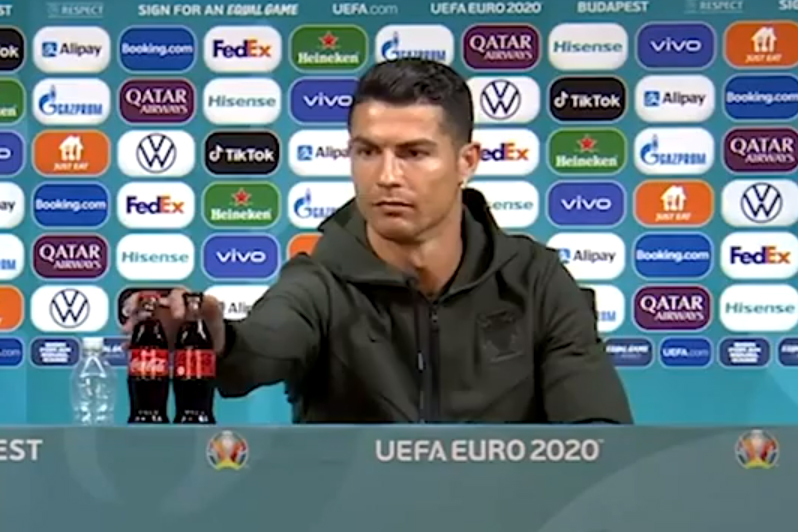 可乐作为世界顶级的饮料企业,其公关水平也非同一般,他们很快便对c罗