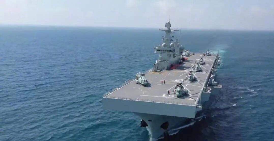 海南舰排水4万吨,有15层楼那么高和航母差不多,内部还有停车场