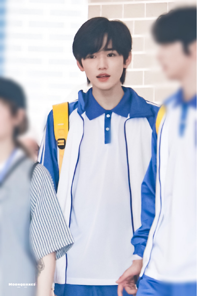 宋祖儿扎可爱双马尾 宋亚轩刘耀文化身校园"撕漫男"