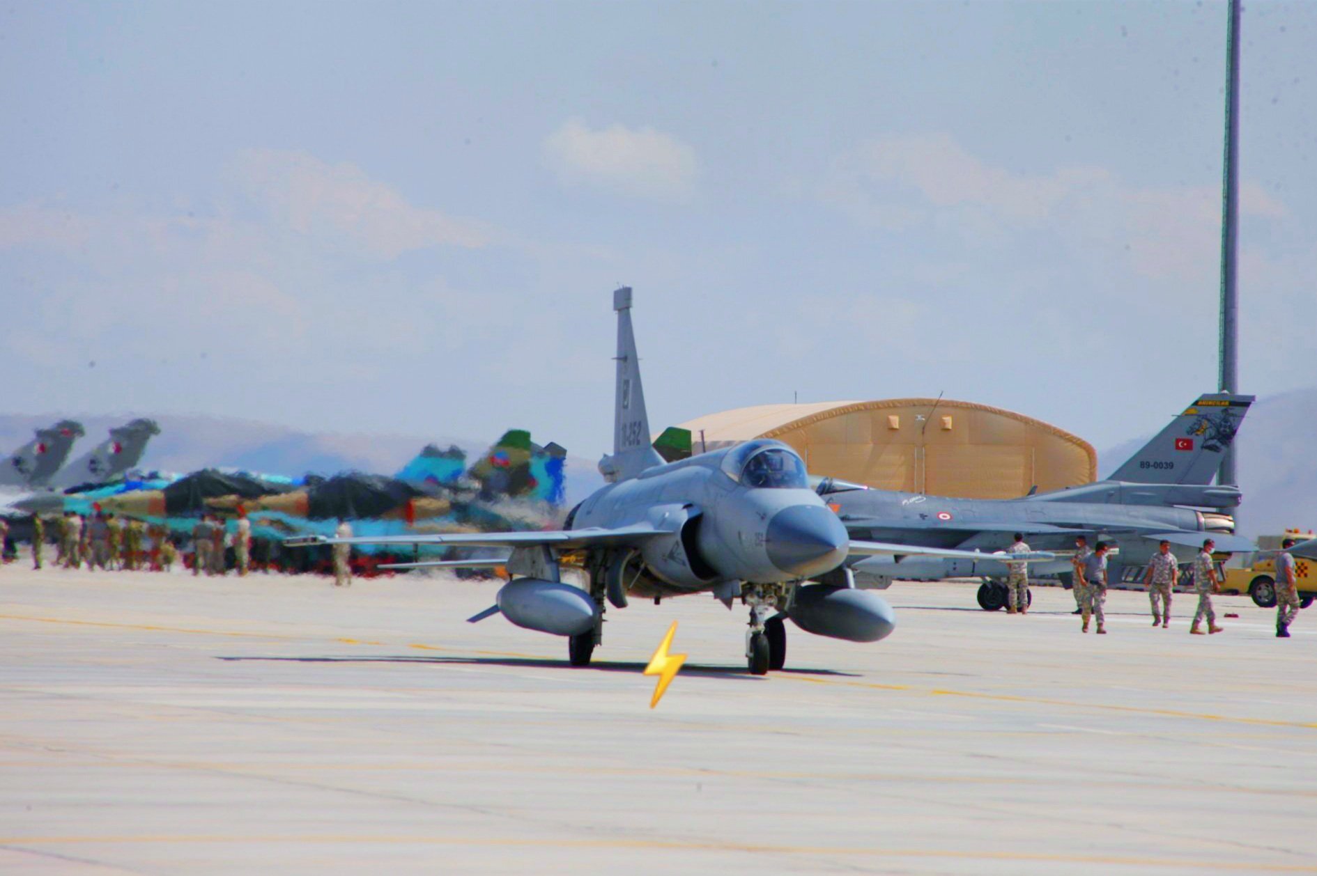 巴基斯坦枭龙参加多国演习 将首次与阵风战机对抗_凤凰网军事_凤凰网