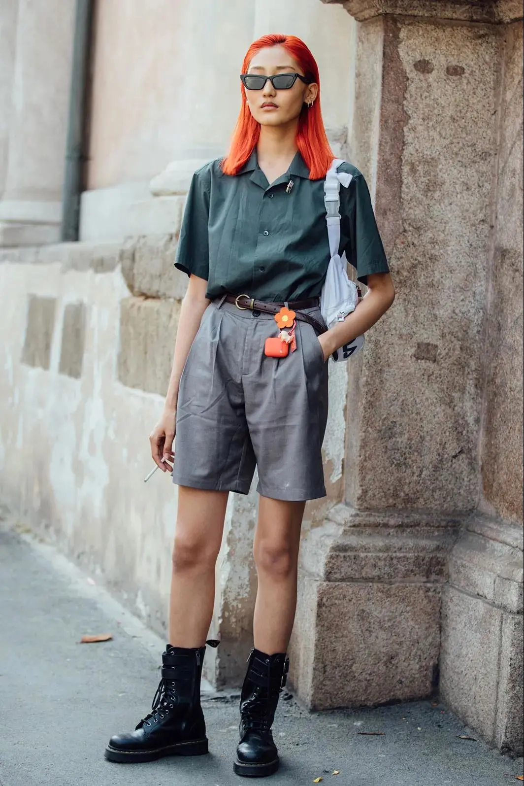 但现在随着混搭的盛行,百慕大短裤也开始不仅仅局限于休闲度假风啦!