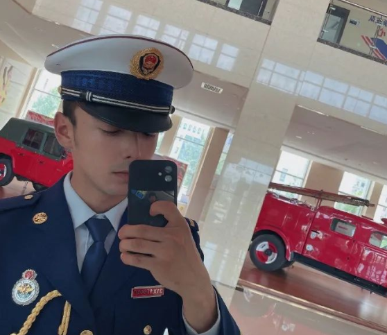 "新疆帅气消防员"爆红,八块腹肌小狼狗:哥哥,我的心里着火了