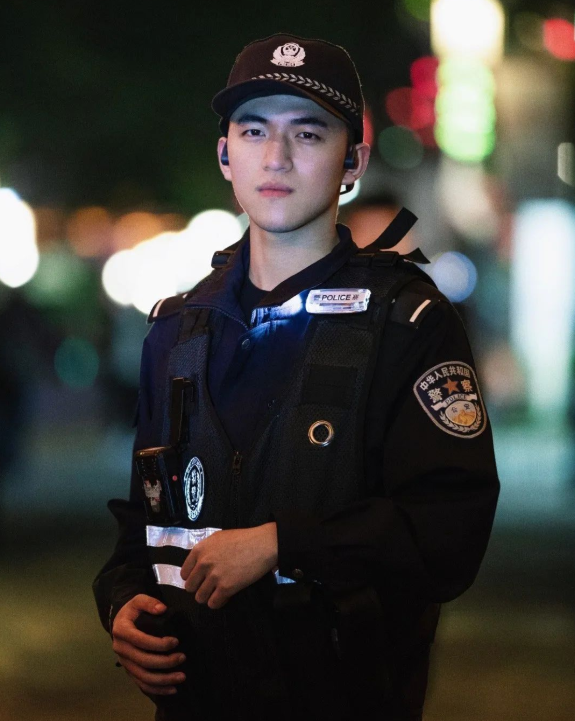 在节目里,周世奇一个意外的"壁咚",至今仍是观众打卡的名场面之一.