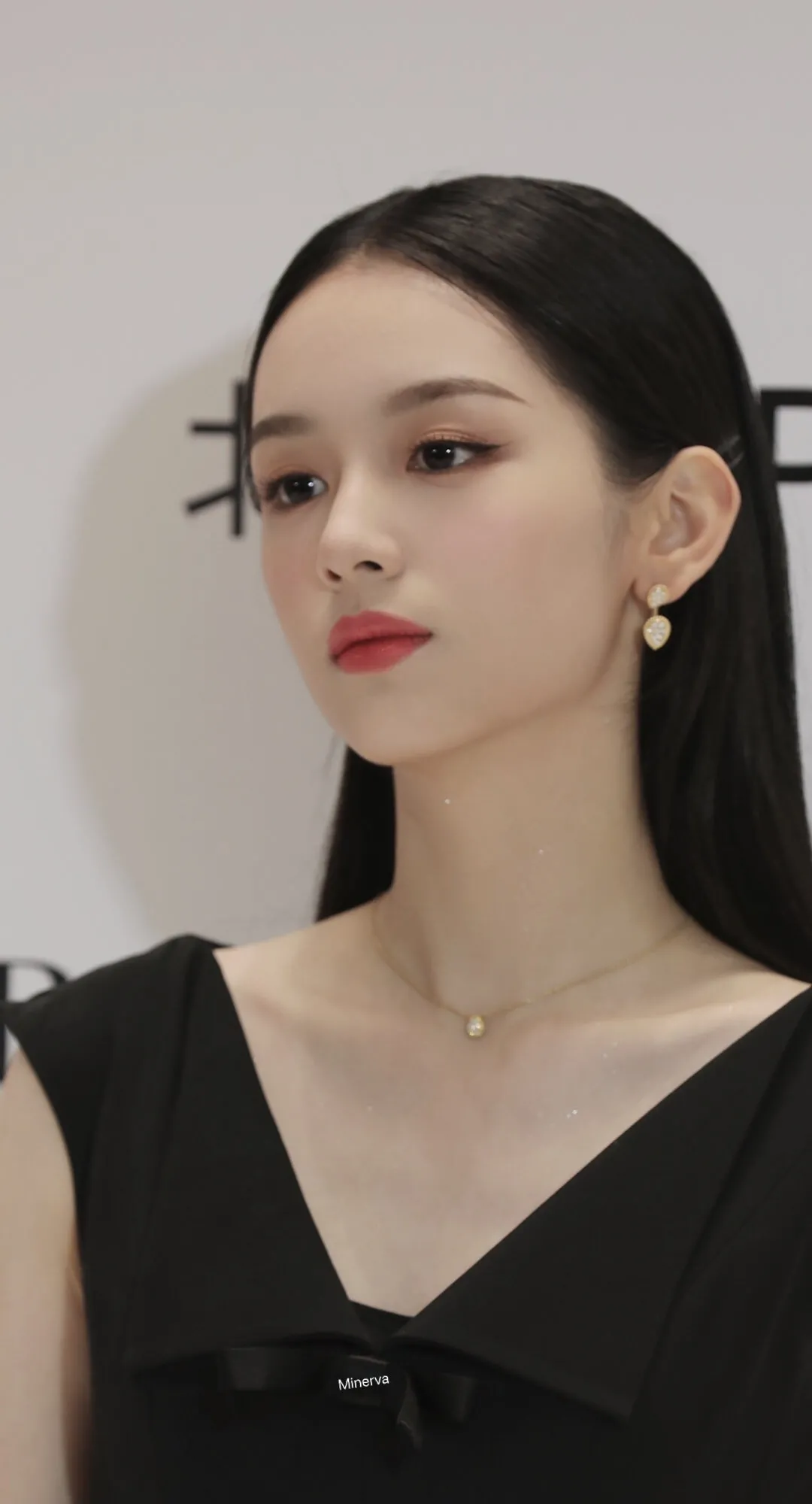 "冷脸美女"有何魅力可以收割这么多颜粉?这股高级疏离感绝了