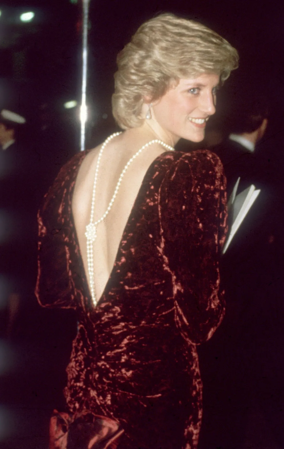 钟楚曦的牛奶肌大美背也太迷人了选对露背装你也可以成为背撩