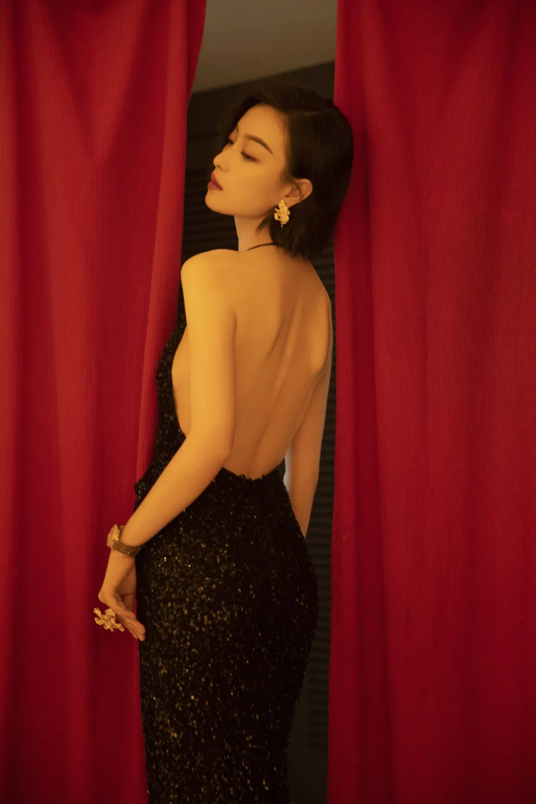 钟楚曦的牛奶肌大美背也太迷人了选对露背装你也可以成为背撩
