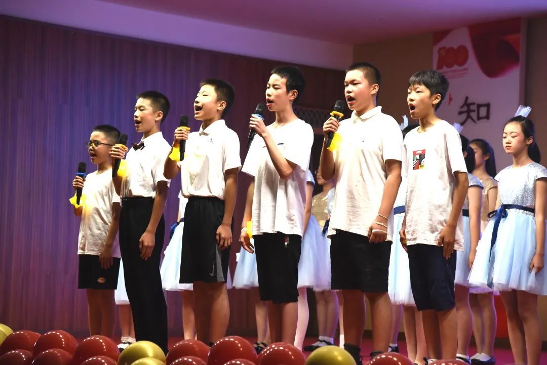 "扬起理想的风帆"毕业典礼开始~ 多才多艺的胜西少年更是用精美的节目