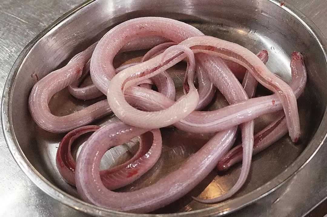 处理加工: 1,选用重量在200克左右的水蛇1条,去掉头部,内脏,剥下蛇皮.