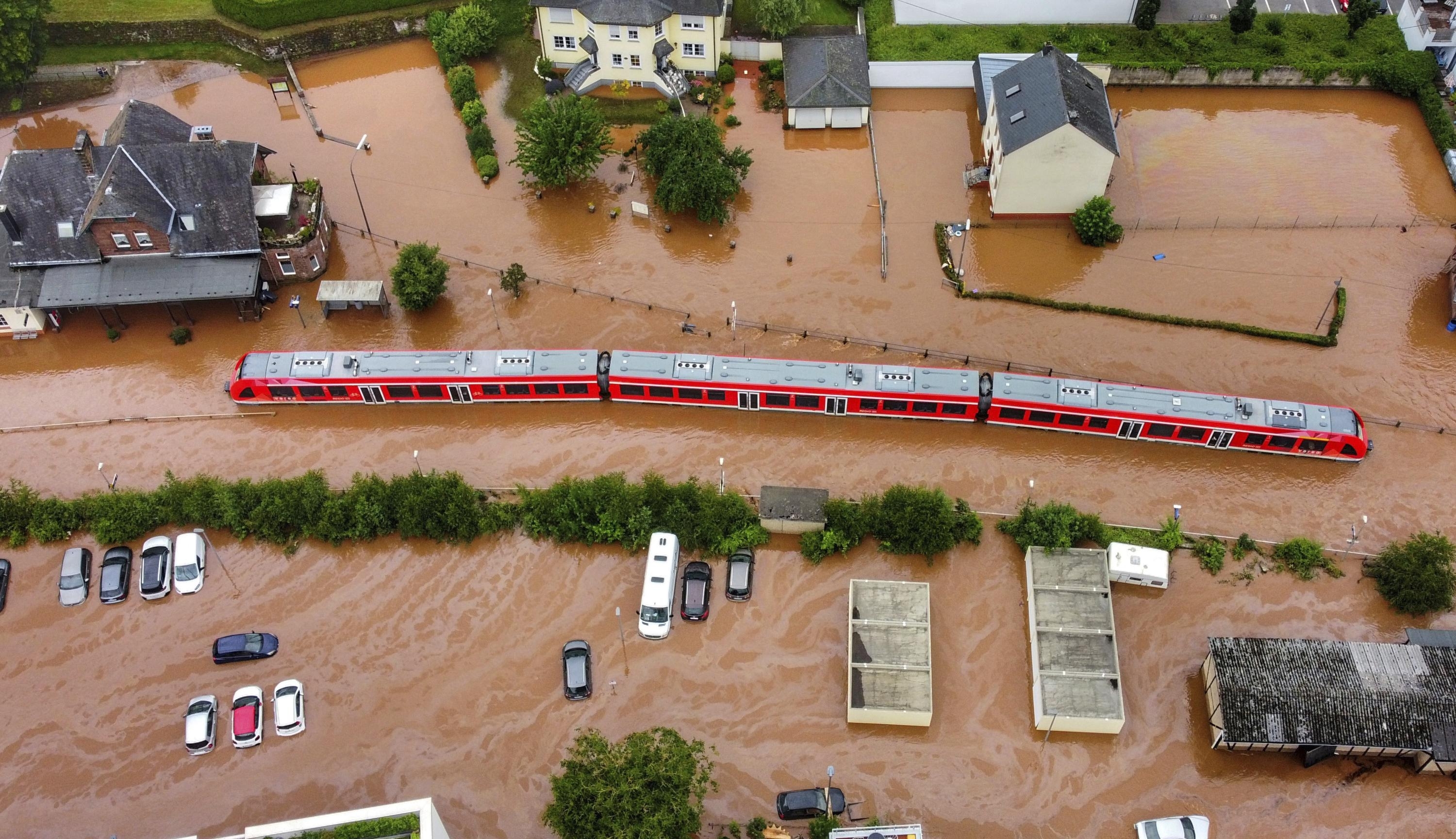 河南雨灾,举国相助;欧洲洪灾,德总理惊呼"可怕"__凤凰网