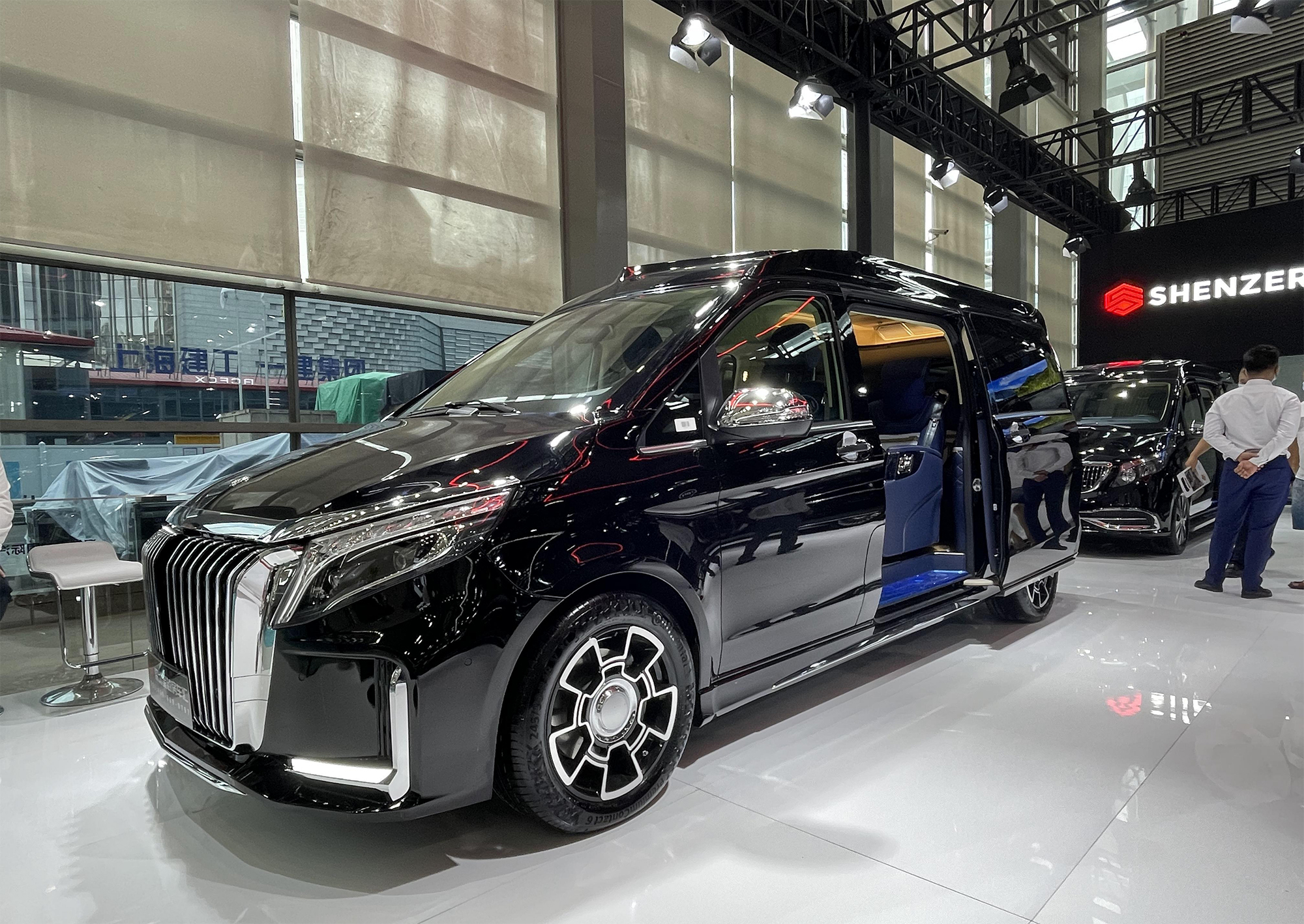 2021粤港澳车展新车如云,奔驰v260l定制版亮相,内饰很豪华但外观升级