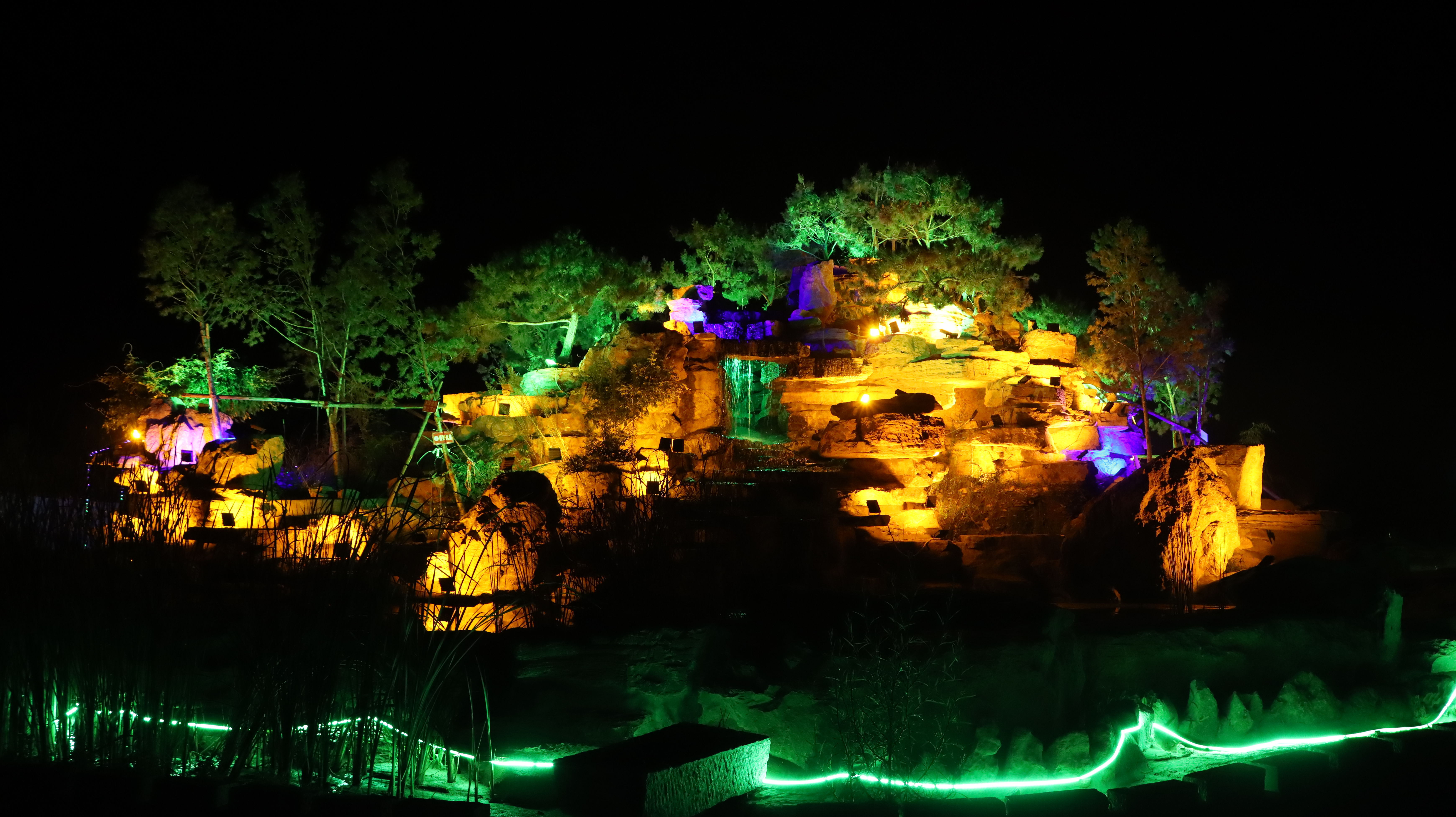 山東臥虎山旅遊區,除了白天可遊玩以外,夜晚更是喧囂,景區夜景十分