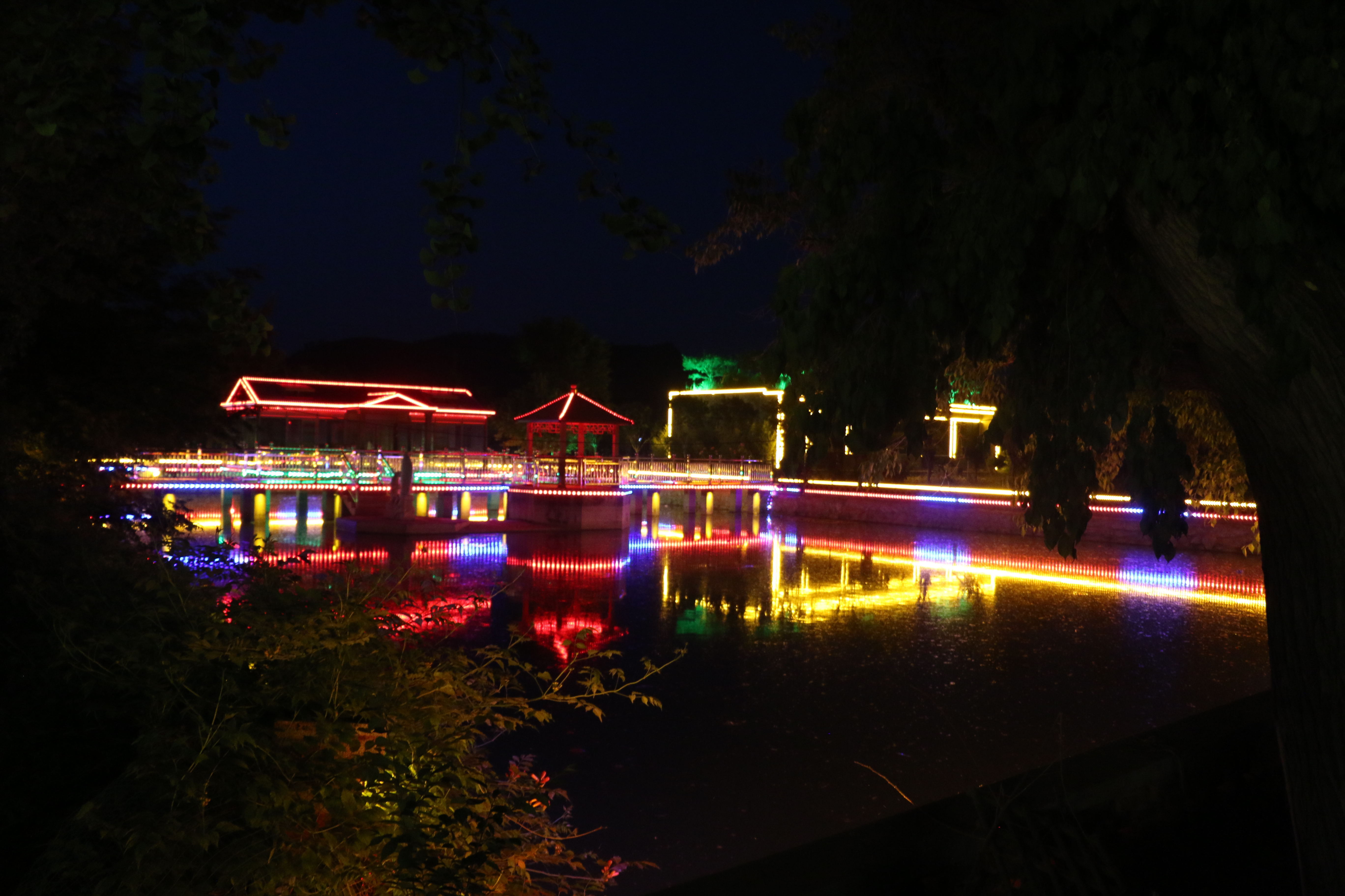 山東臥虎山旅遊區,除了白天可遊玩以外,夜晚更是喧囂,景區夜景十分