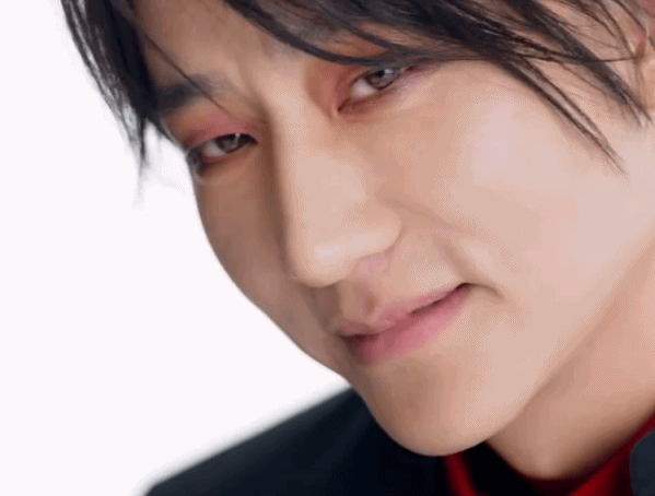 (禁止套娃) 魅惑一笑,只想把他脸上的粉刮下来.