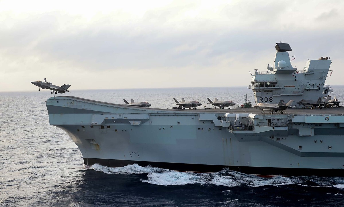 进入南海还不安分,英国航母放飞f35耀武扬威,轰6k启动反舰模式