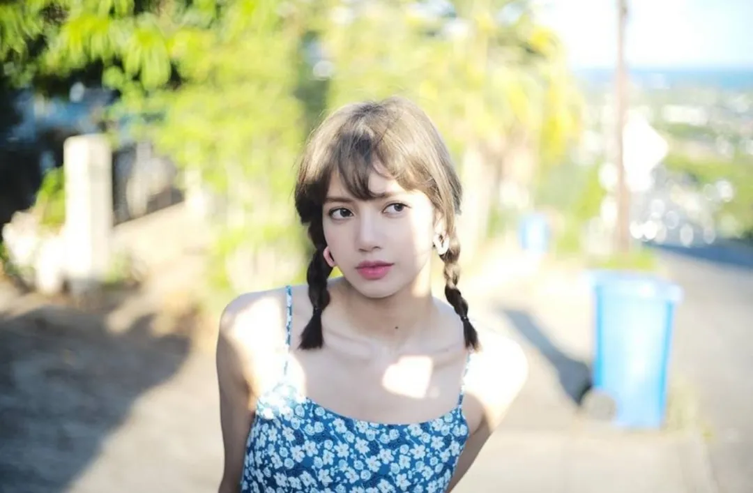 这吊带一穿,天鹅颈一露,直角肩一立,初恋氛围达成.