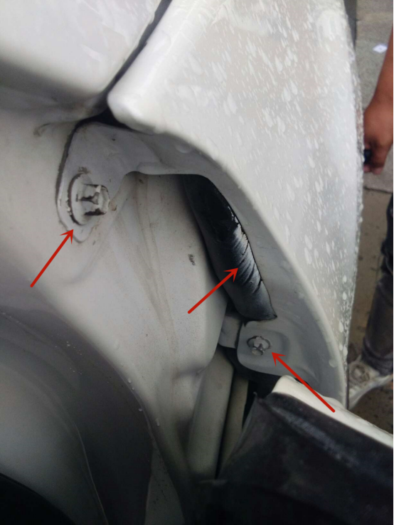 右前翼子板也拆过了,密封胶条上还有漆雾,在内侧有副厂标识,右前翼子