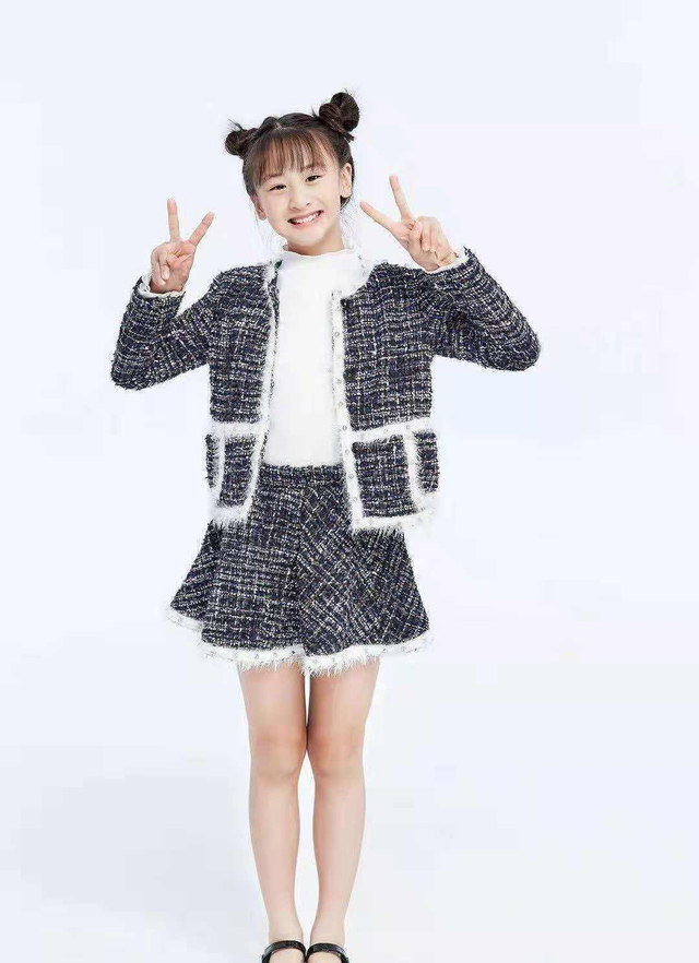 森碟代言鸿星尔克,穿运动风造型活泼又甜美,发型值得宝妈们借鉴